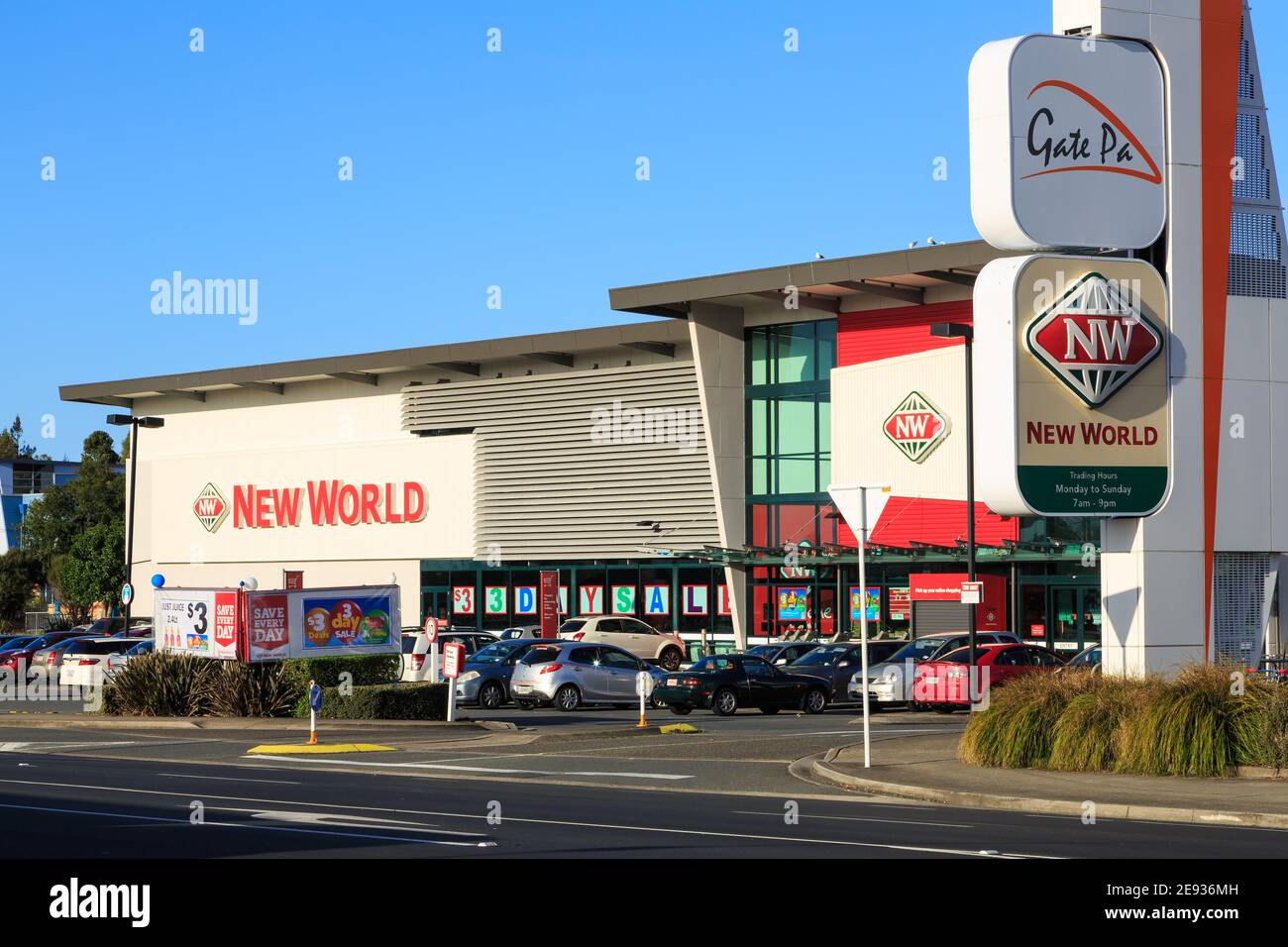 Ein Supermarkt der Neuen Welt in Gate Pa, Tauranga, Neuseeland. New World ist eine Supermartet-Kette in NZ-Besitz Stockfoto
