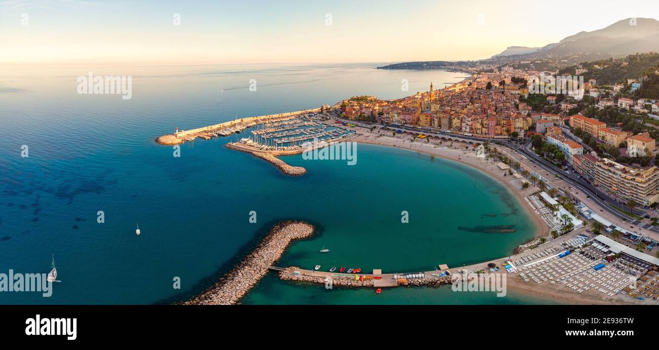 Sandstrand unter der bunten Altstadt Menton an der französischen Riviera, Frankreich. Drohne Luftaufnahme über Menton Frankreich Europa Stockfoto