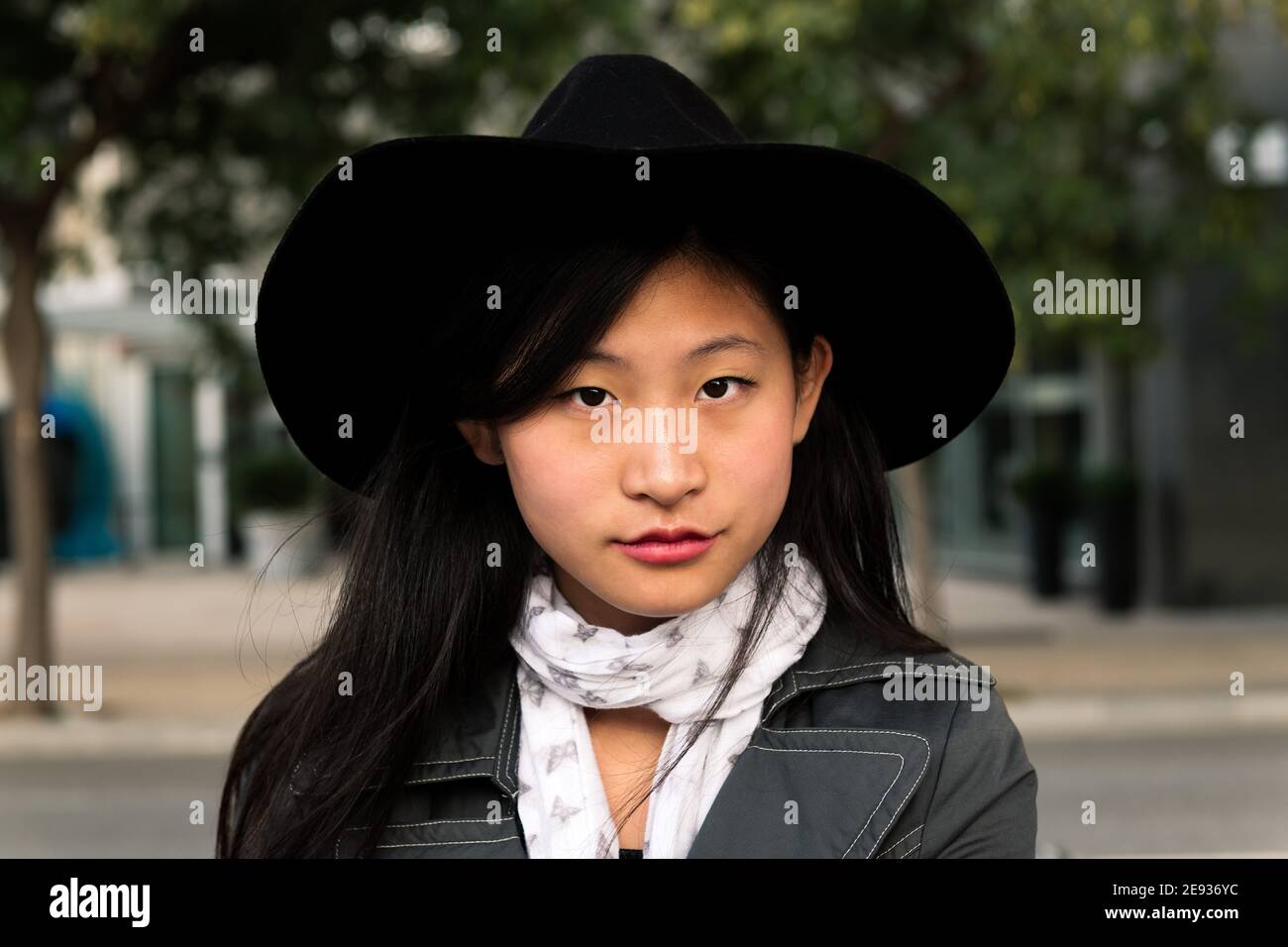 Porträt einer schönen und eleganten jungen asiatischen Frau mit Hut, Konzept der Eleganz und städtischen Lebensstil Stockfoto