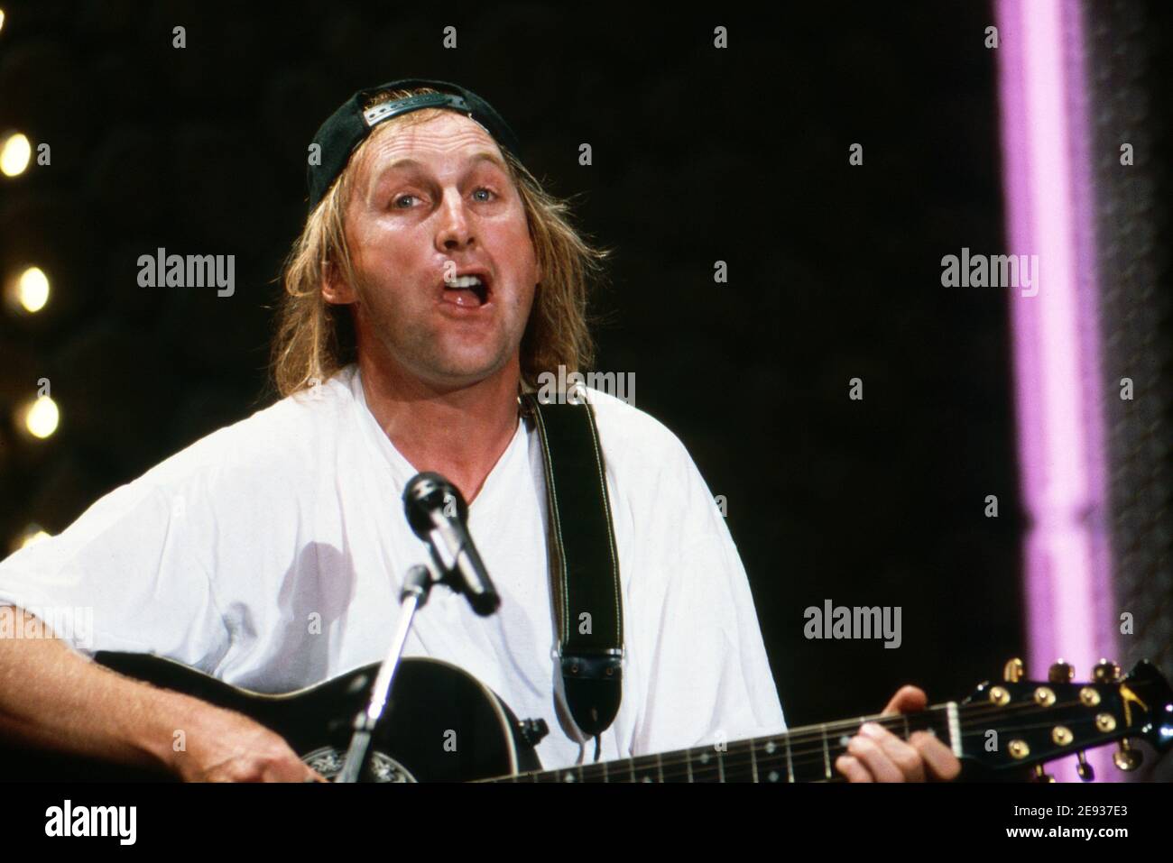 Otto Waalkes, deutscher Komiker und Comiczeichner, bei einem Auftritt, Deutschland um 1992. Stockfoto