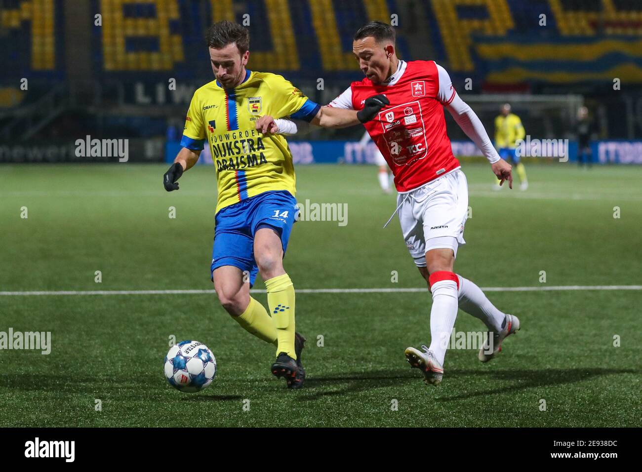 LEEUWARDEN, NIEDERLANDE - JANUAR 31: Michael Breij vom SC Cambuur, Gaston Salasiwa vom MVV Maastricht während des niederländischen Keukenkampioendivisie-Spiels dazwischen Stockfoto