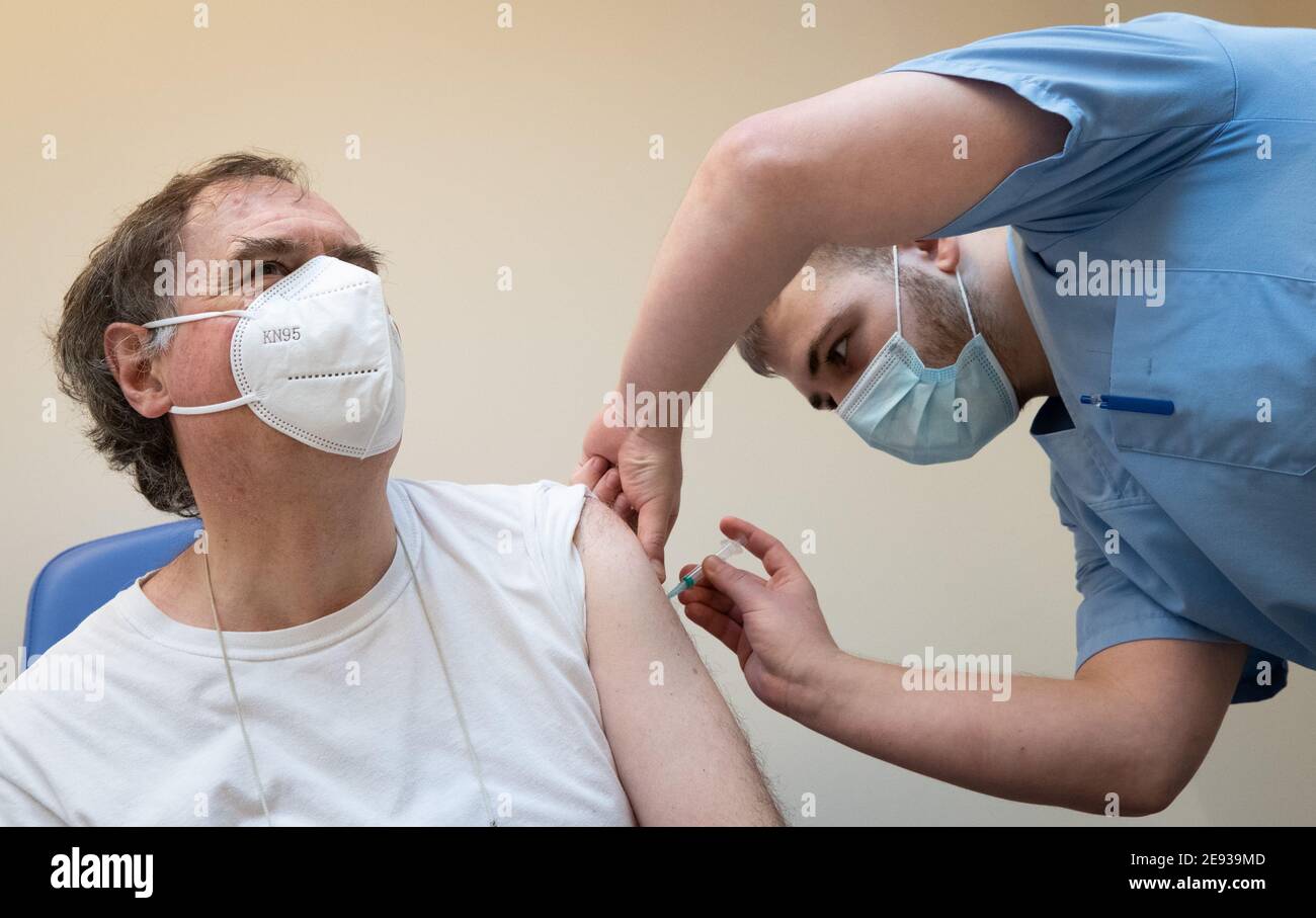 Abbildung Bild zeigt einen Mann, der seinen Impfstoff am Eröffnungstag der ersten Impfstelle in der Region Brüssel, Dienstag, den 02. Februar 202, erhält Stockfoto