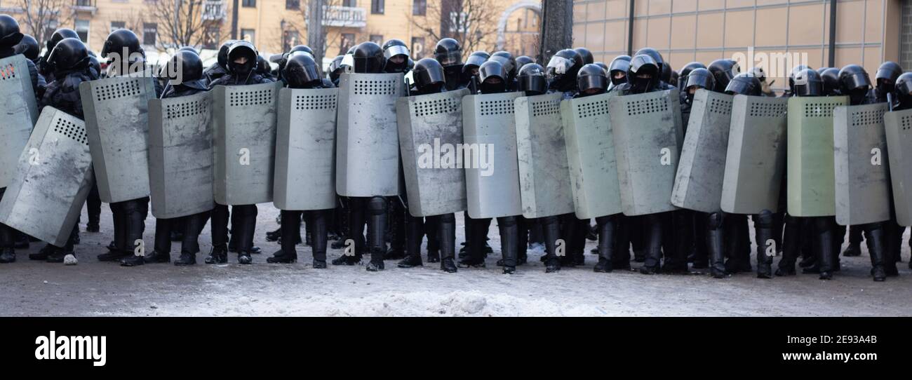 Bereitschaftspolizei volle Ausrüstung. Rüstung und Schilde. Militärpolizei Uniform, Polizeikampf Protest. Stockfoto