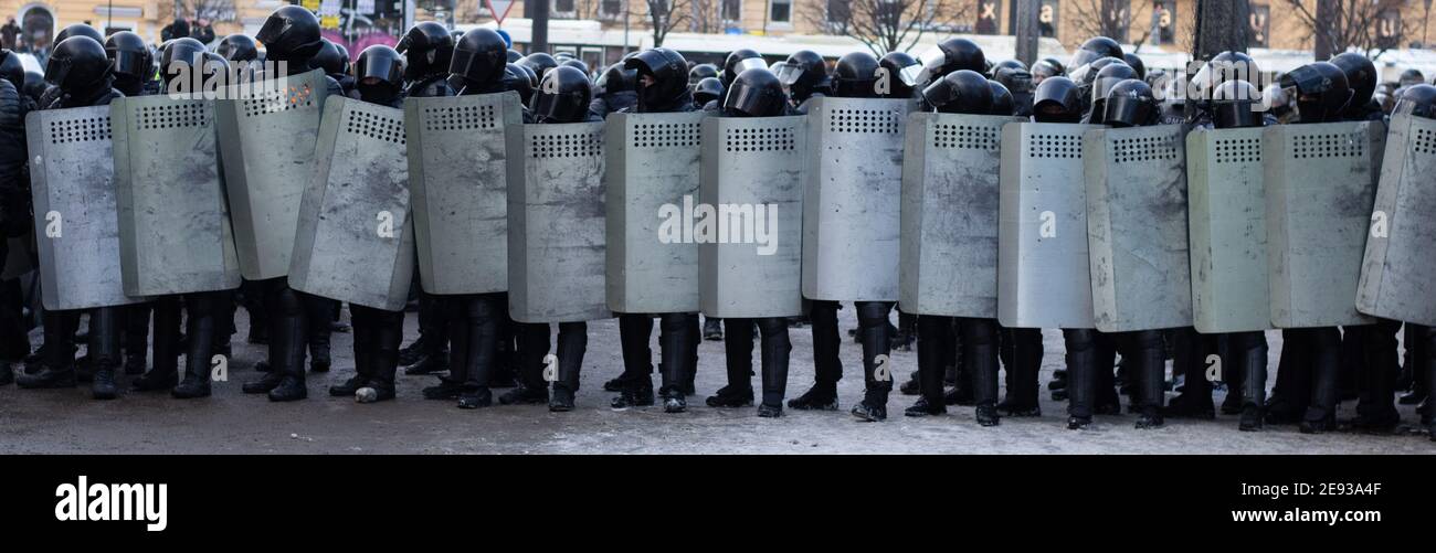 Linie der Polizei Krawalle Kräfte, Protest in der Stadt. Uniform Rüstung mit Schilden. Stockfoto