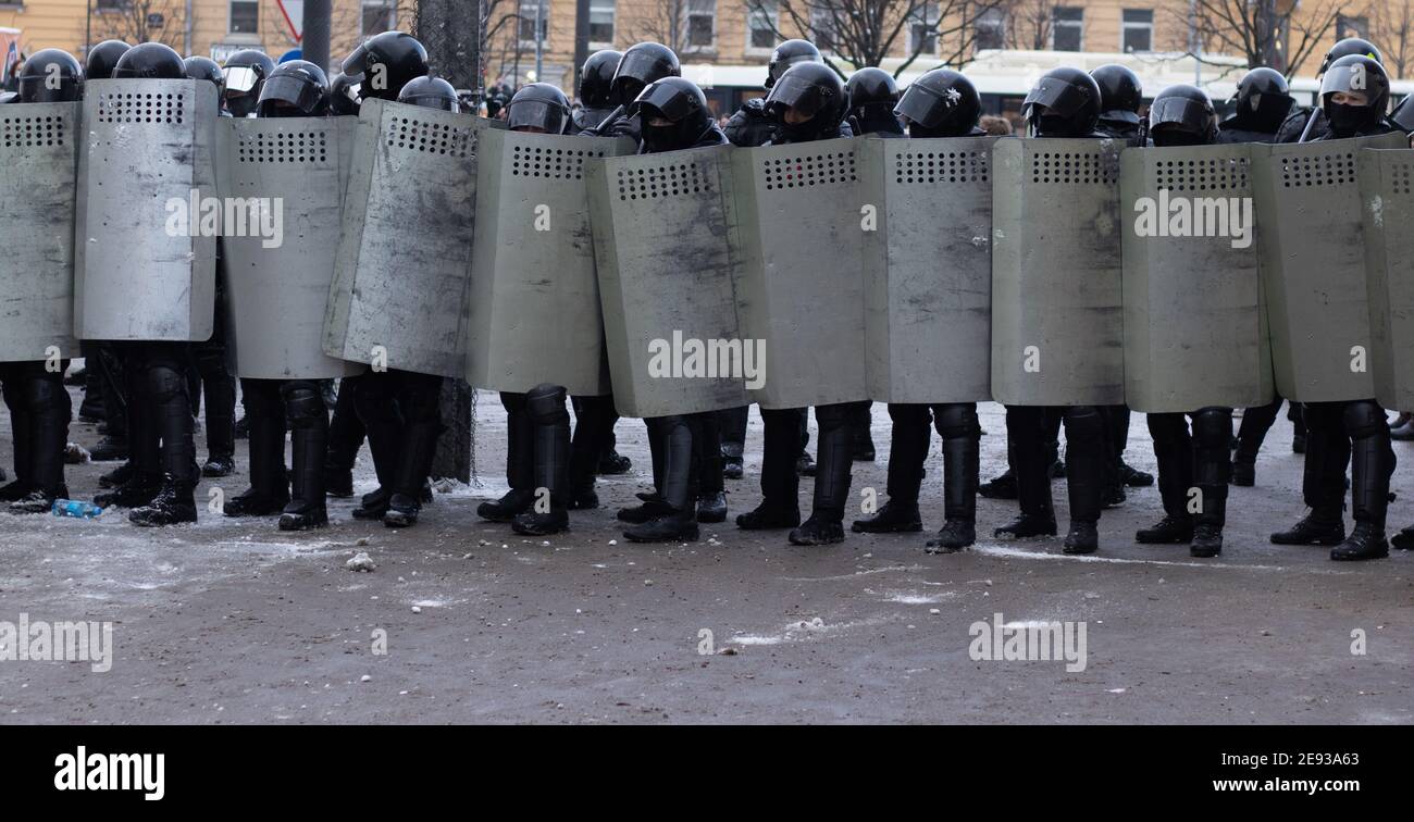 Riot Polizei mit Schilden in Reihe auf der Stadt Straße. Stockfoto