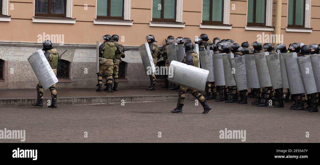 Spezialeinheiten zur Bekämpfung von Straßenprotesten. Vollständige Ausrüstung Rüstung, Schutzschilde. Bereitschaftspolizei in Aktion. Stockfoto