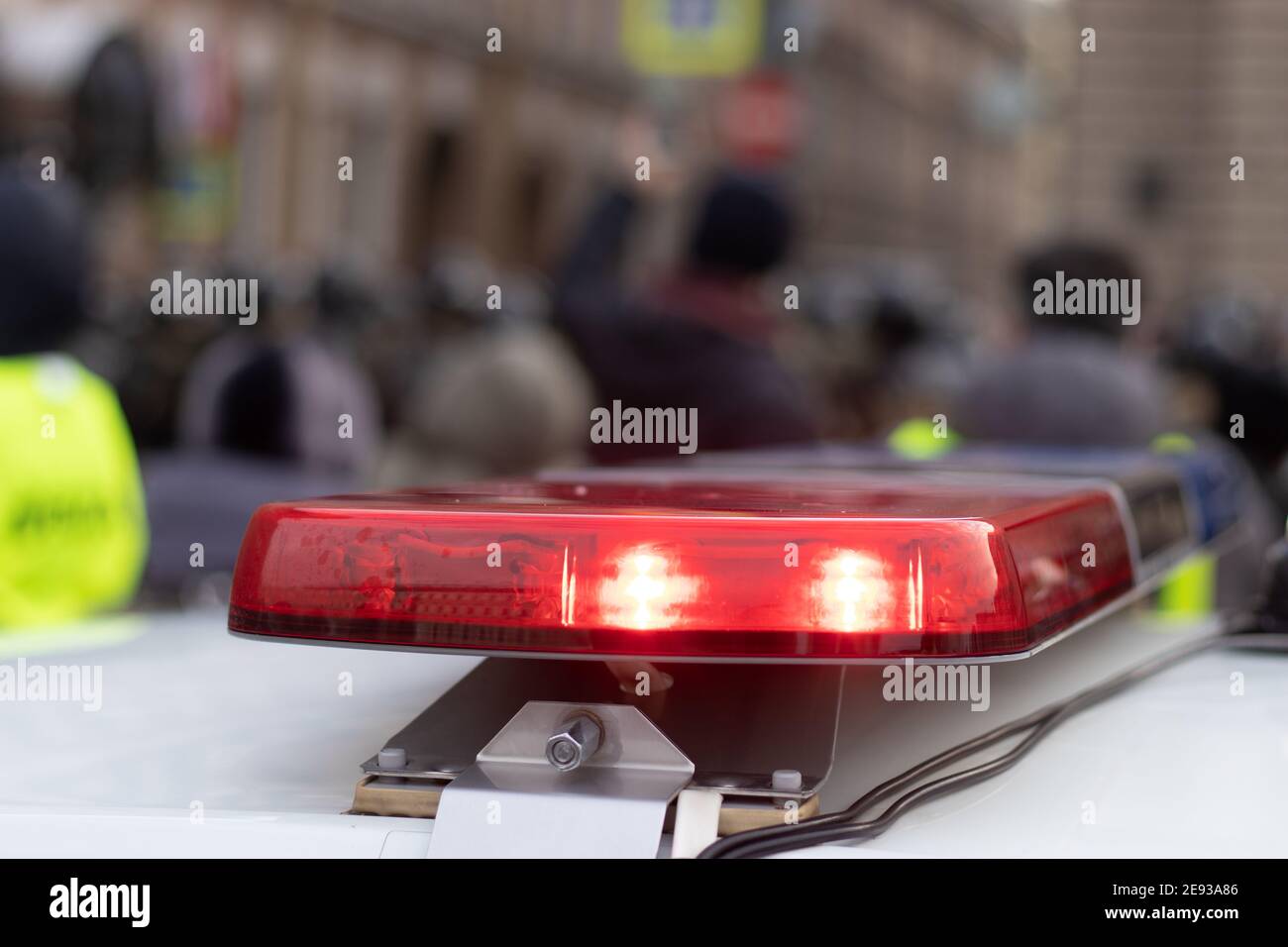 Rot-blauer Alarm am Auto. Polizeifahrzeug auf der Straße, Patrouillensirene. Gesetz bekämpft Verbrecher Stockfoto