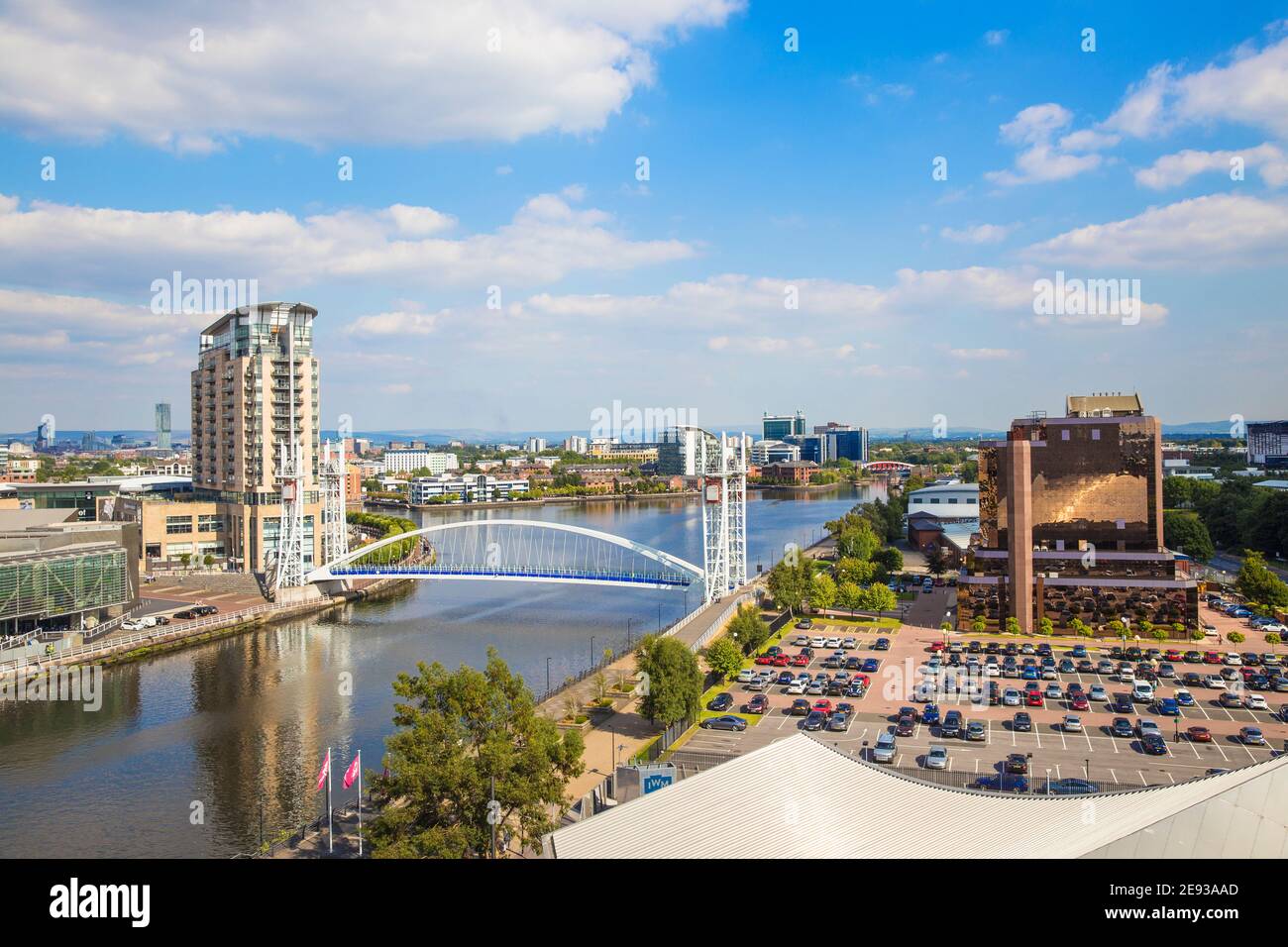 Großbritannien, England, Greater Manchester, Manchester, Salford, Blick auf die Salford Quays Blick über das Imperial war Museum North in Richtung Lowry Theater f Stockfoto