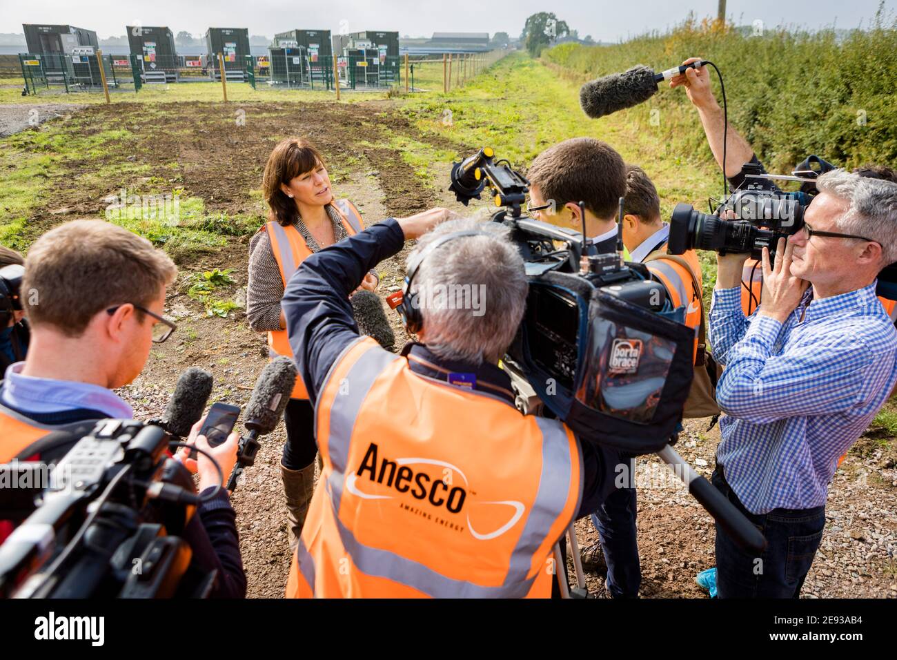 Claire Perry MP, Ministerin für Klimawandel und Industrie, auf dem Solarpark und Energiespeicher AnescoÕs Clayhill in der Nähe von Flitwick in Bedfordshire. P Stockfoto