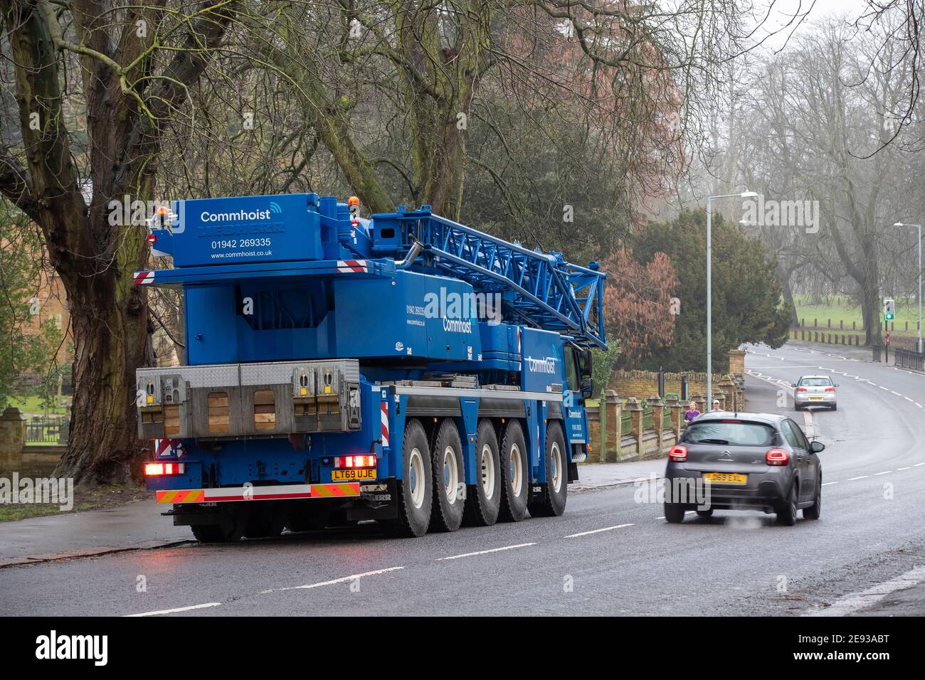 Commhoist Transporter geparkt oben in Park Avenue South, Northampton an einem feuchten Morgen. Northamptonshire, England, Großbritannien. Stockfoto