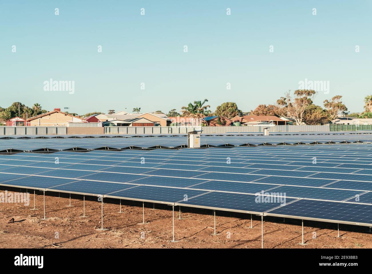 Neue Solarpaneel Farm Bau in einem Wohnbereich in Südaustralien Stockfoto