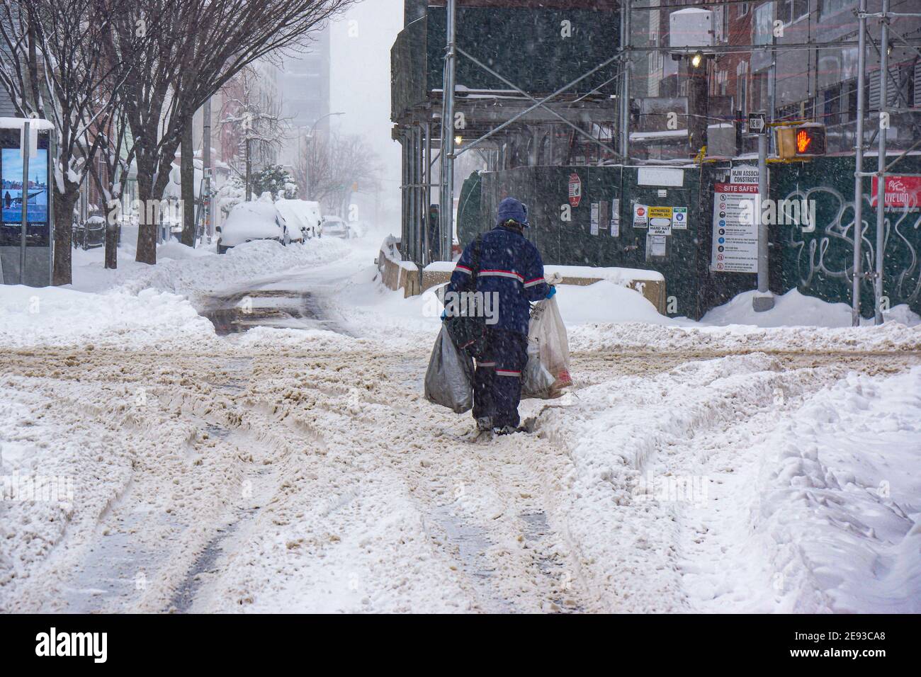 Briefträger liefern Post im Februar erste nordöstlich in Long Island City, New York Stockfoto