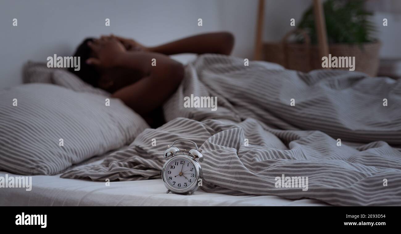Schlaflos, Frau leidet an Schlaflosigkeit, Schlafapnoe oder Stress, Kopfschmerzen oder Migräne Stockfoto