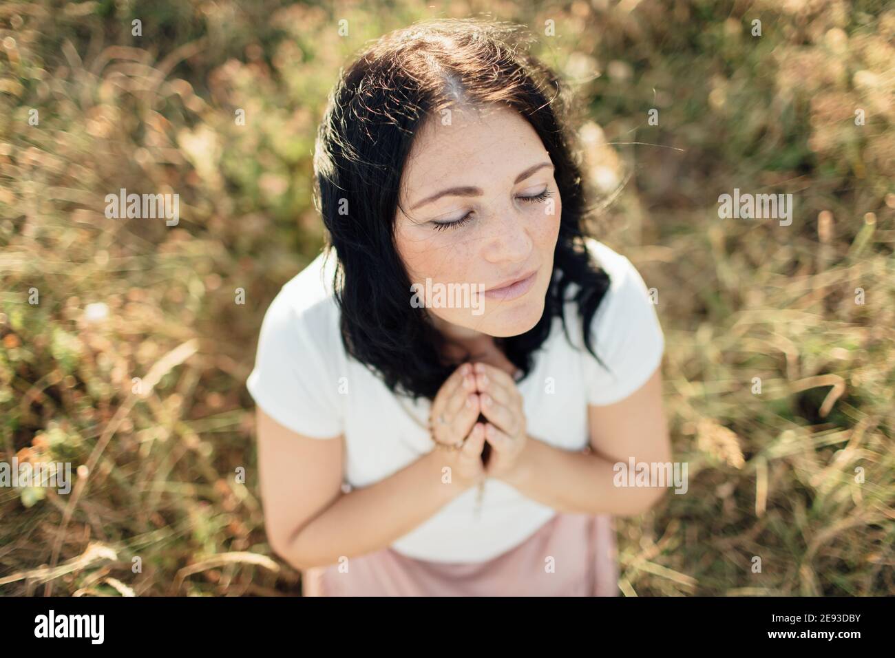 Porträt einer Frau mit geschlossenen Augen beten in einem Ein Stockfoto