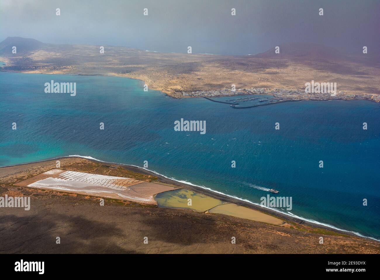 Insel Graciosa und Kanal El Rio vom Aussichtspunkt El Rio in Lanzarote, Kanarische Inseln, Spanien Stockfoto