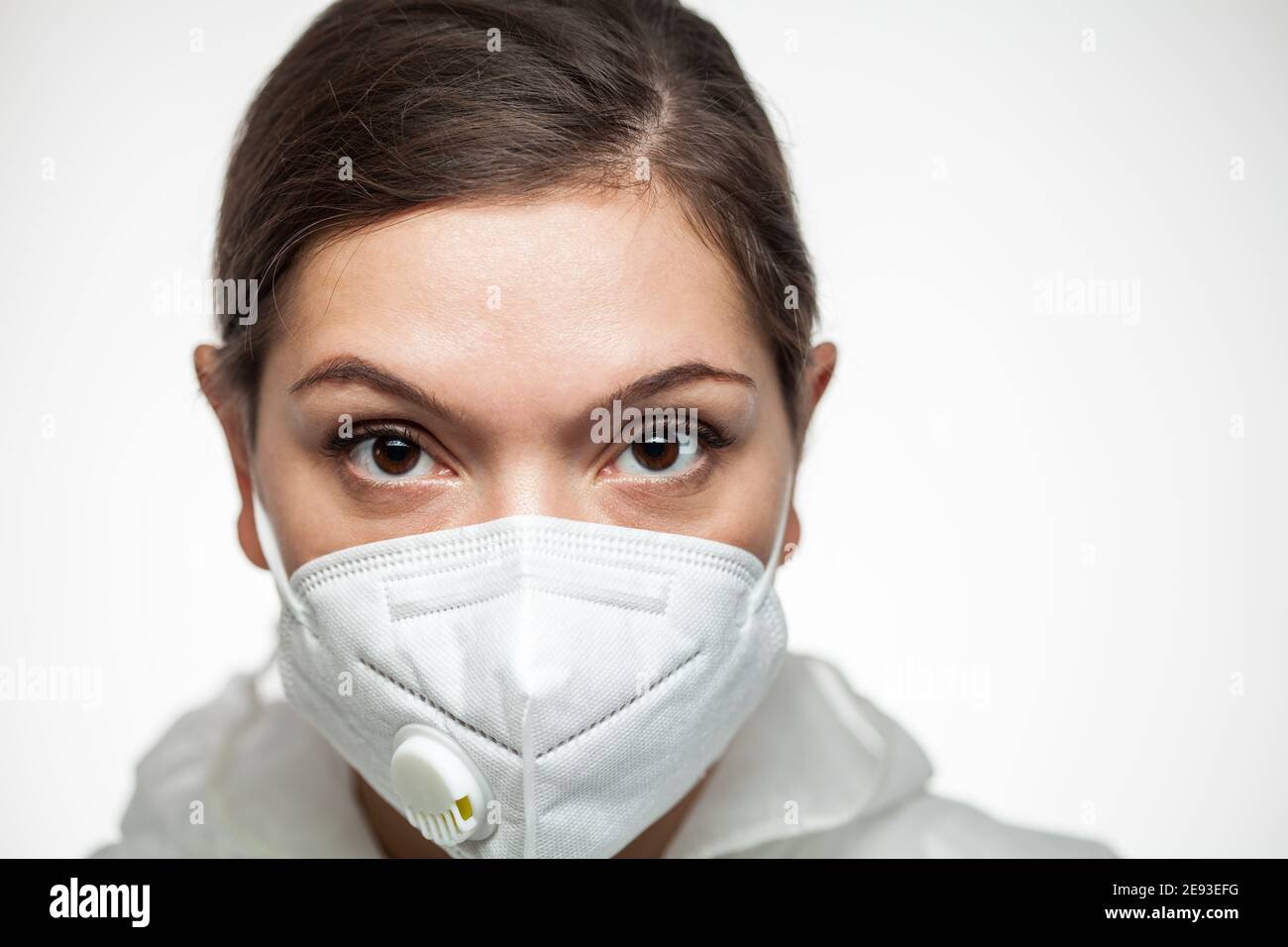 Weibliche kaukasische medizinische Arbeiter trägt PPE N95 Gesichtsmaske und Schutzanzug, Nahaufnahme Porträt, Frontline Ersthelfer Arzt Chirurg, Intensivauto Stockfoto