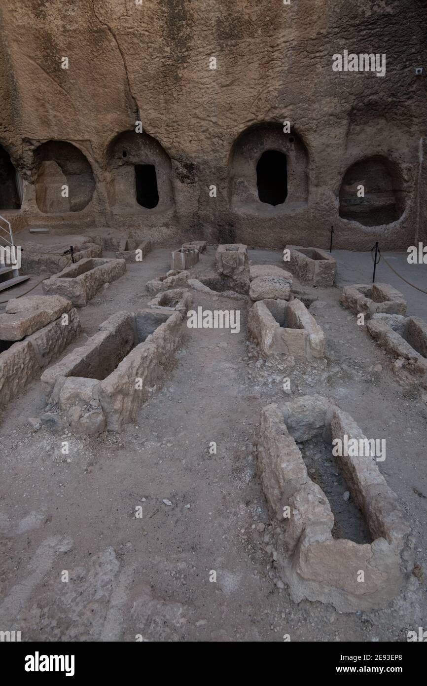 Die antike Stadt Dara in der Türkei mit Höhlenwohnungen, Gräbern und Ruinen aus dem byzantinischen und sasanischen Reich nahe der Grenze zwischen Türkei und Syroa Stockfoto