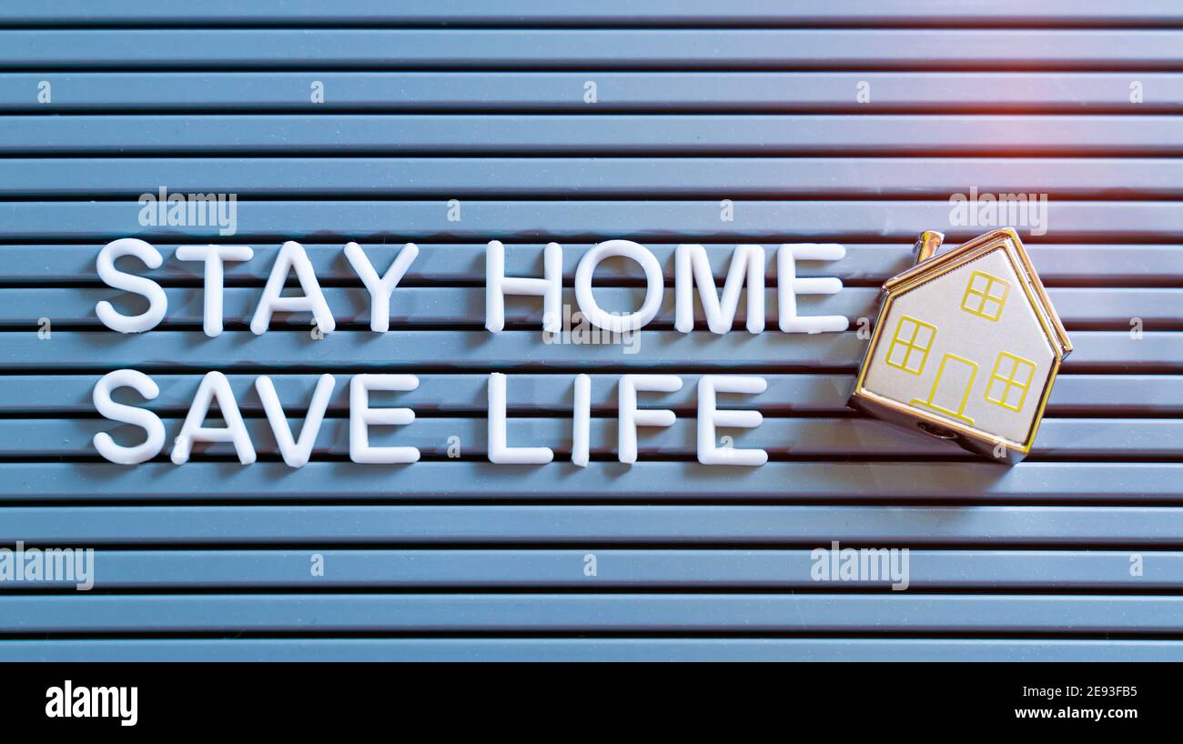 'STAY HOME SAVE LIVES' zu Hause bleiben selbst Quarantäne COVID-19 Coronavirus Textnachricht Zeichen für soziale Distanzierung Bewusstsein. Stockfoto