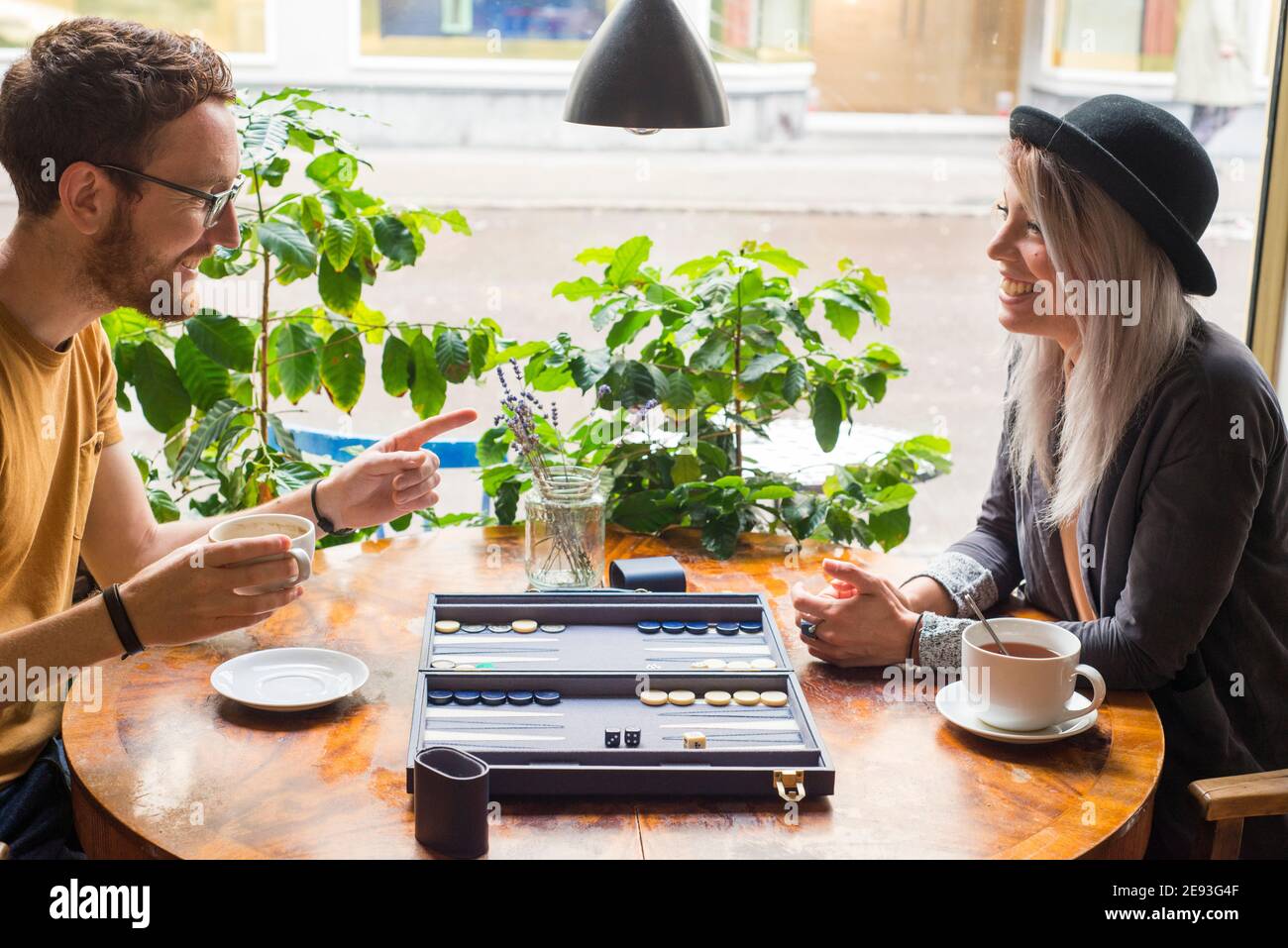 Paar spielen Backgammon im Café Stockfoto