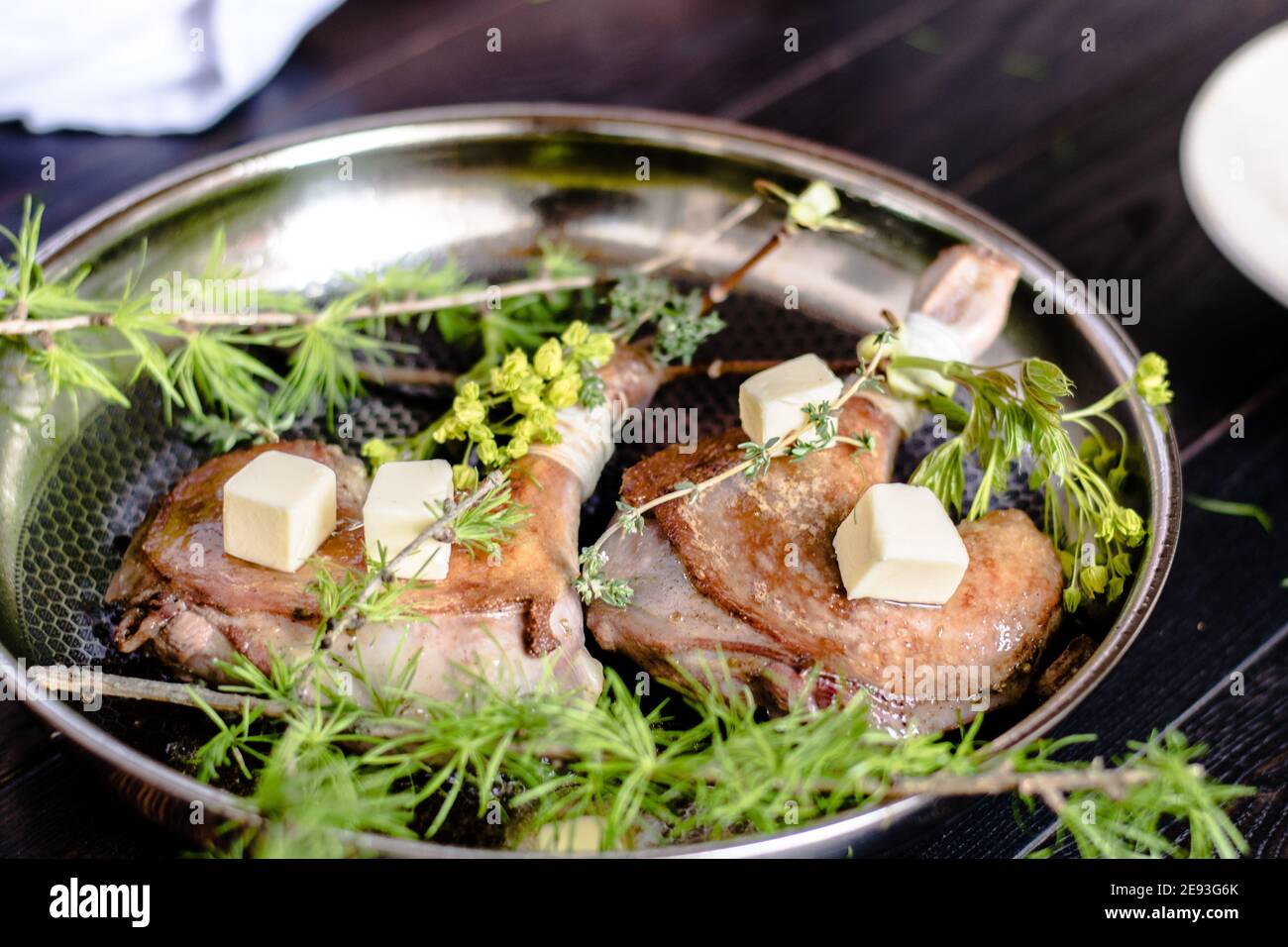 Koch bereitet Wachteln in einer Pfanne in einem Restaurant zu Stockfoto