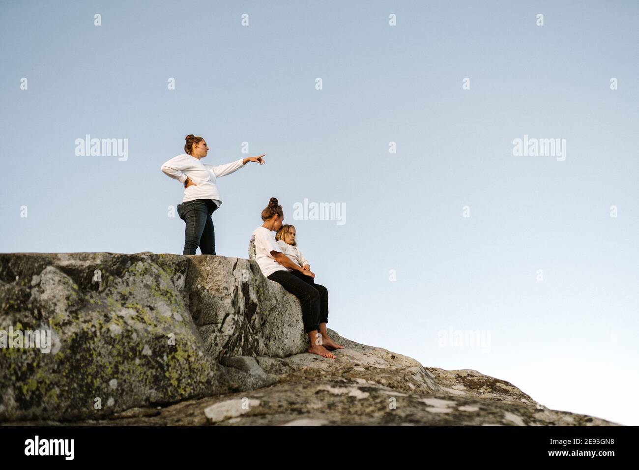 Familien entspannen auf Felsen Stockfoto