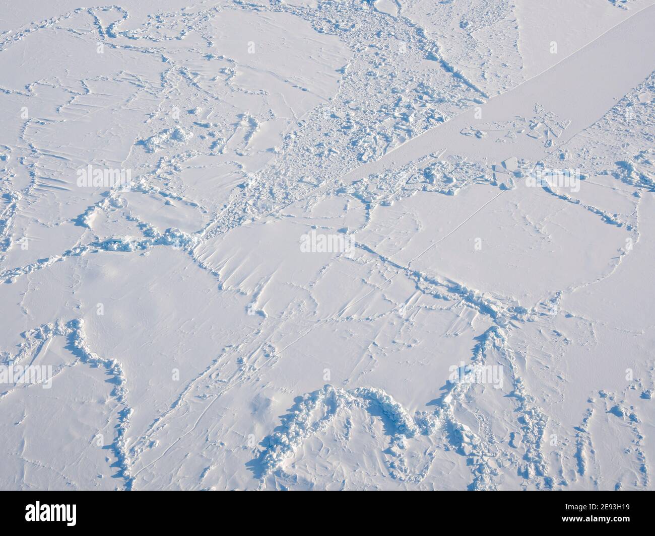 Meereis mit Eisbergen in der Baffin-Bucht, zwischen Kullorsuaq und Upernavik im hohen Norden Grönlands im Winter. Stockfoto