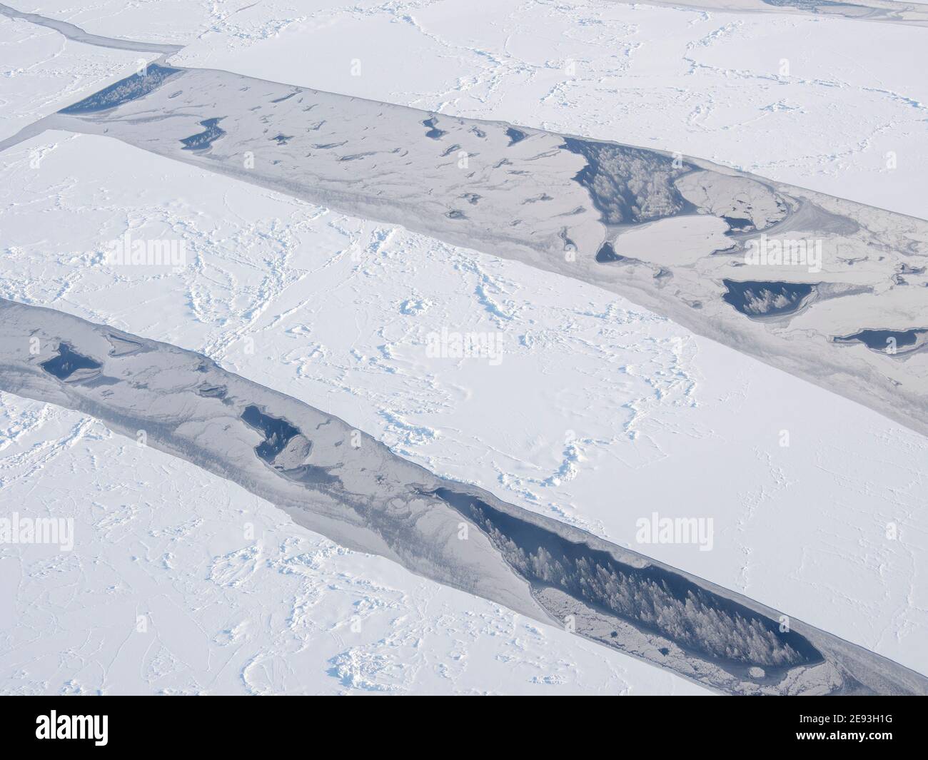 Meereis mit Eisbergen in der Baffin-Bucht, zwischen Kullorsuaq und Upernavik im hohen Norden Grönlands im Winter. Stockfoto