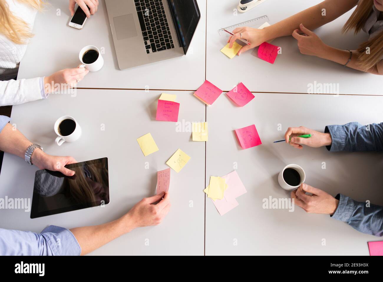 Blick aus der Perspektive von Kollegen, die am Besprechungstisch sitzen Stockfoto