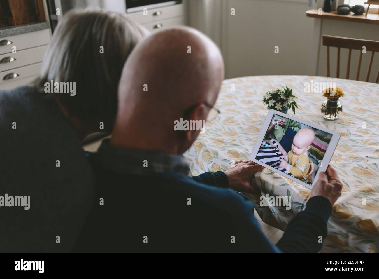 Paar mit Video-Chat mit Baby Enkel auf Tablet Stockfoto