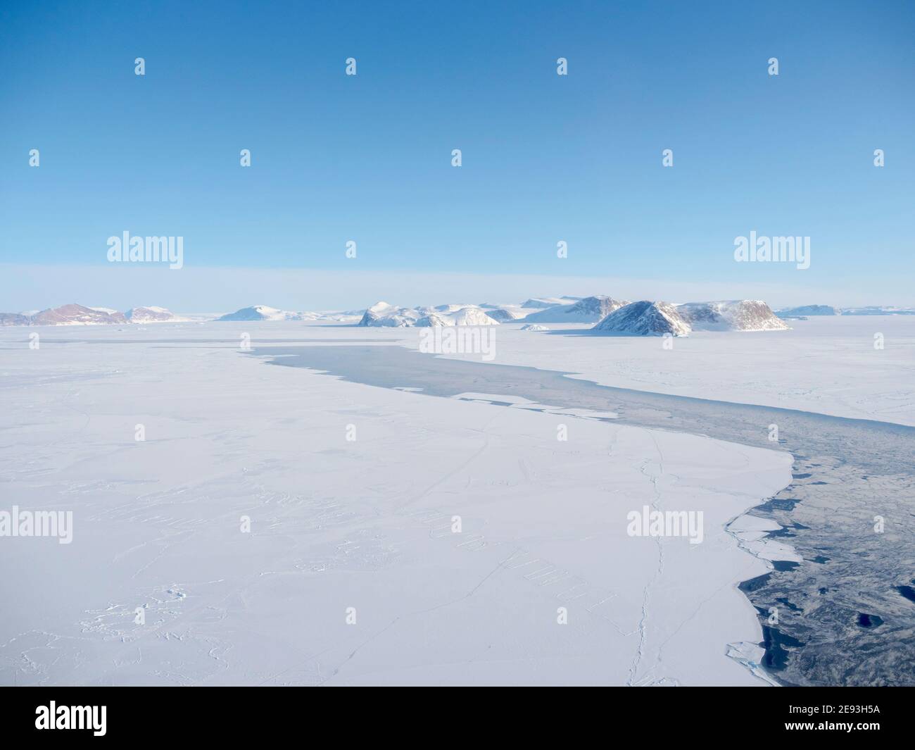 Meereis mit Eisbergen in der Baffin-Bucht, zwischen Kullorsuaq und Upernavik im hohen Norden Grönlands im Winter. Stockfoto