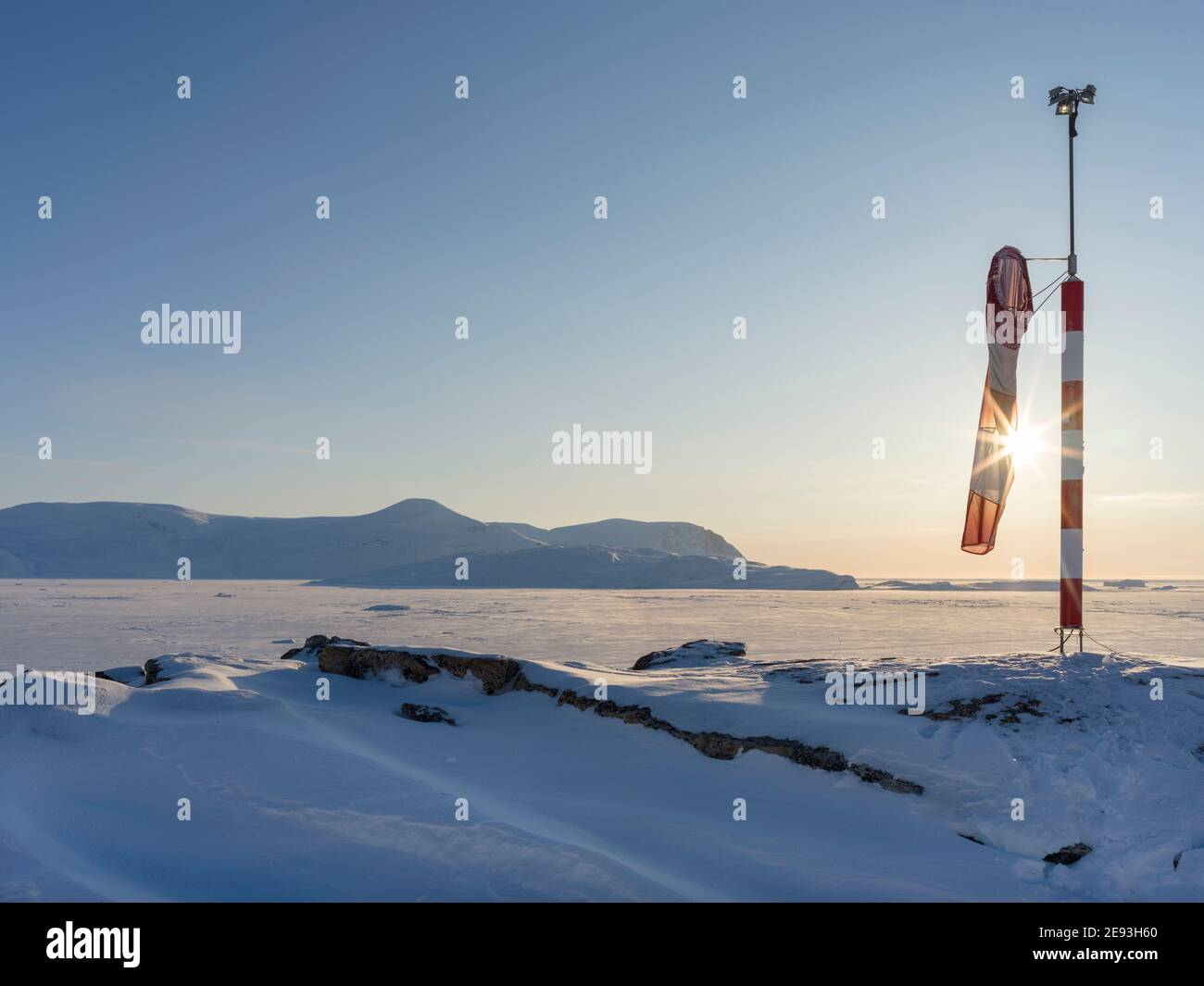 Der Helipad. Im Winter ist der Hubschrauber die einzige Verbindung zum Rest Grönlands. Das traditionelle Dorf Kullorsuaq am Ufer des Melville B Stockfoto