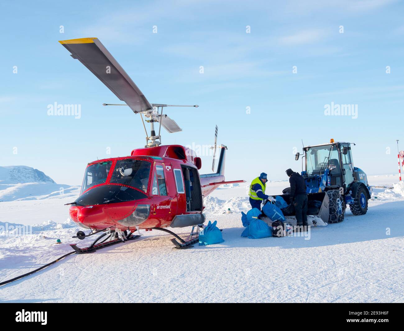 Helikopter auf dem Hubschrauberlandeplatz. Im Winter ist der Hubschrauber die einzige Verbindung zum Rest Grönlands. Das traditionelle Dorf Kullorsuaq am Ufer des Stockfoto