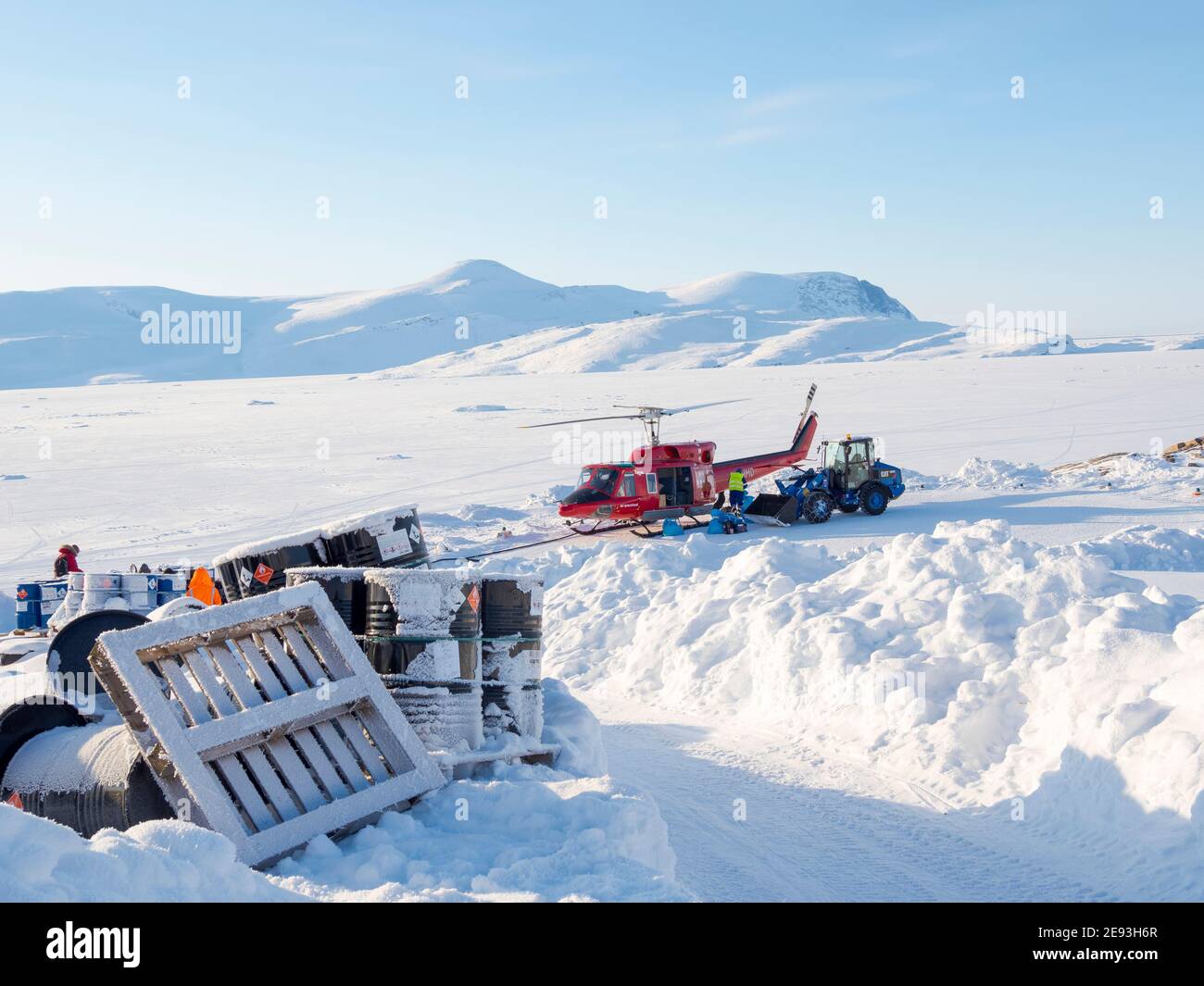 Helikopter auf dem Hubschrauberlandeplatz. Im Winter ist der Hubschrauber die einzige Verbindung zum Rest Grönlands. Das traditionelle Dorf Kullorsuaq am Ufer des Stockfoto