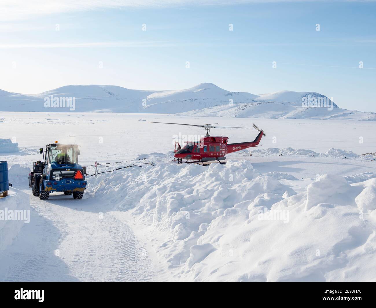 Helikopter auf dem Hubschrauberlandeplatz. Im Winter ist der Hubschrauber die einzige Verbindung zum Rest Grönlands. Das traditionelle Dorf Kullorsuaq am Ufer des Stockfoto