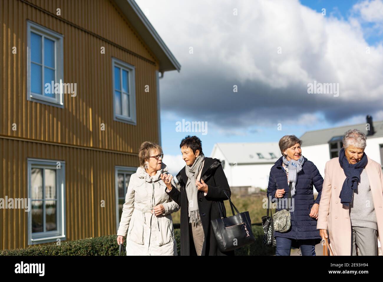 Gruppe älterer Frauen, die zusammen gehen Stockfoto
