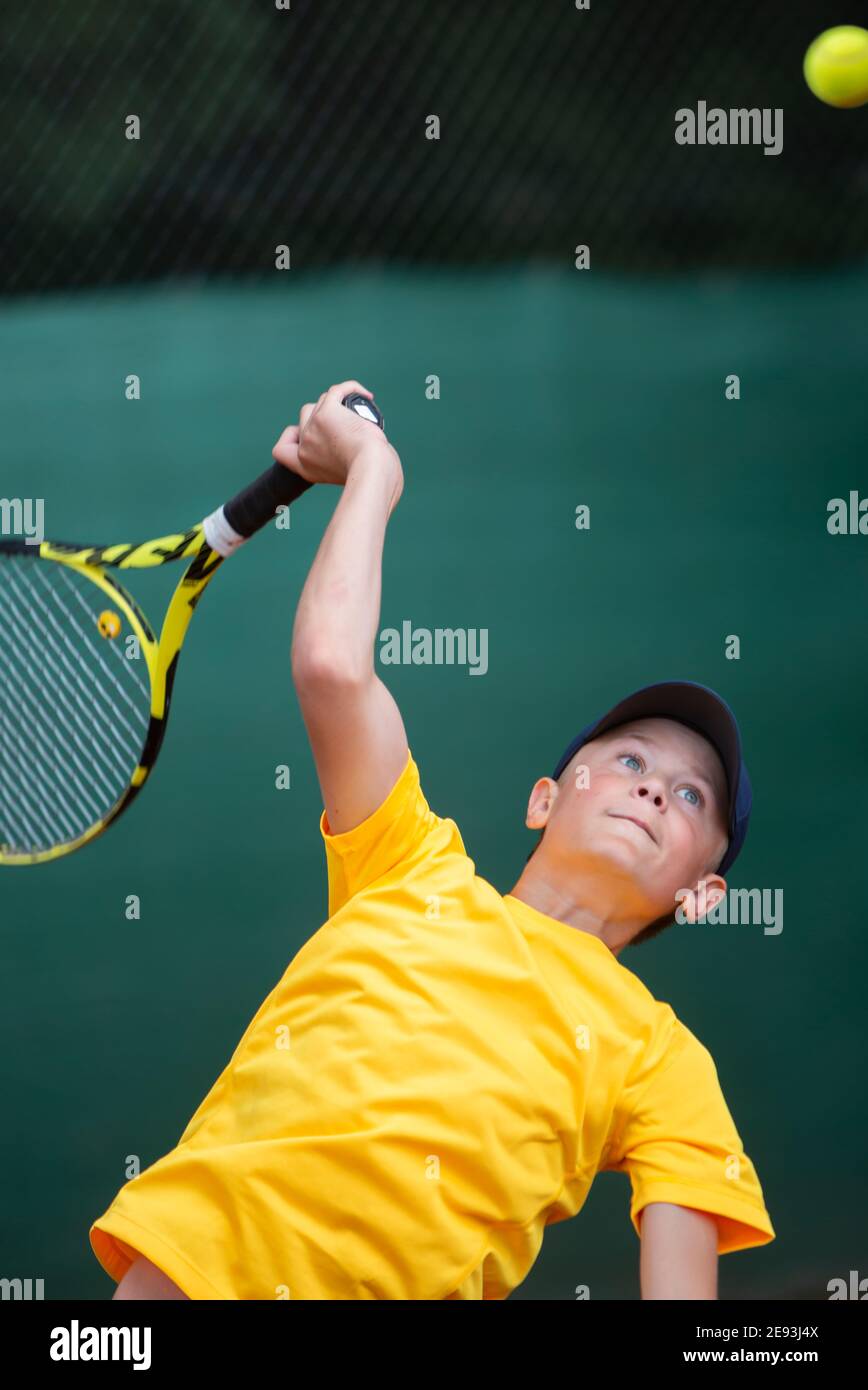 Junge Tennis spielen Stockfoto