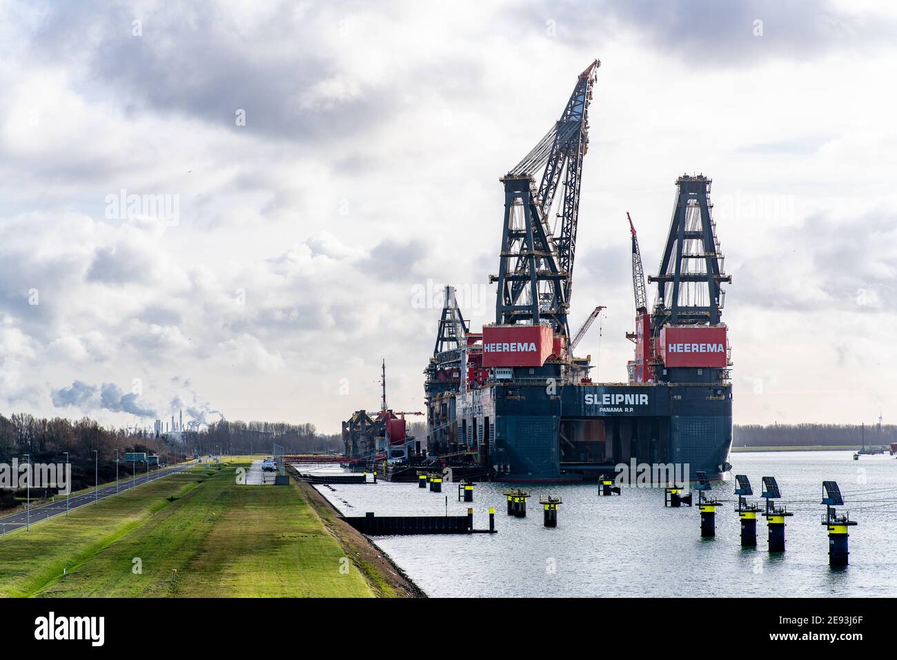 ROTTERDA, NIEDERLANDE - 28. Jan 2021: Das Semi-Tauchkran Sleipnir von Heerema Marine Contractors wartet auf die Wartung Stockfoto