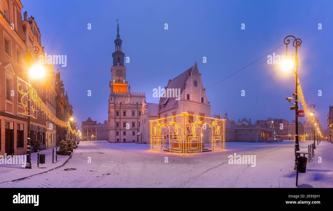 Panorama des Posener Rathauses und Weihnachtsbaum am Alten Marktplatz in der Altstadt in der verschneiten Nacht, Posen, Polen Stockfoto