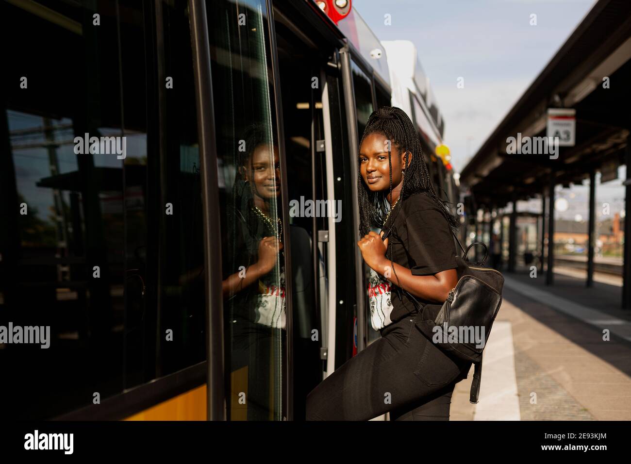 Junge Frau, die in den Bus fährt Stockfoto