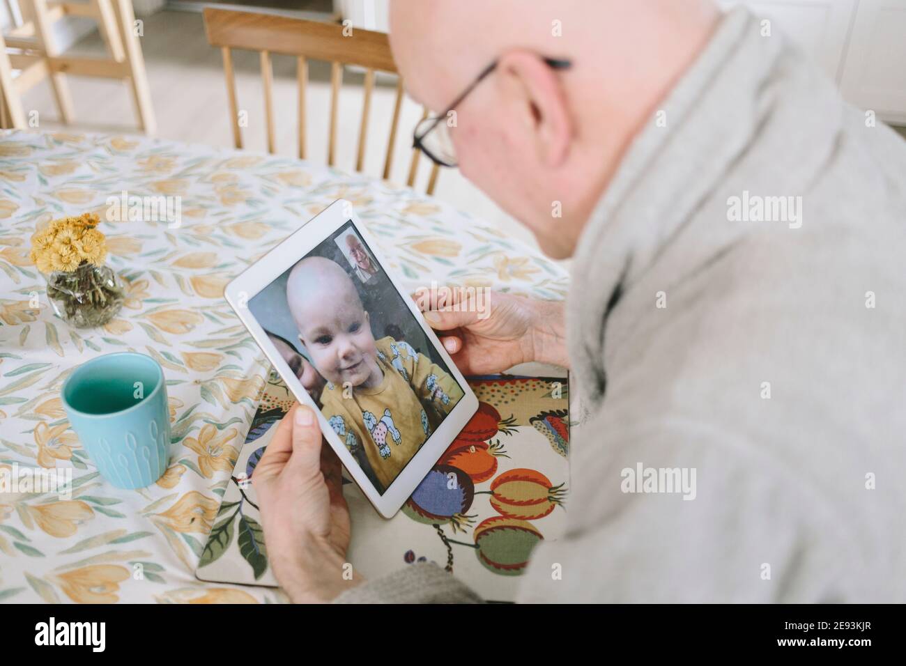 Mann mit Video-Chat mit Baby Enkel auf Tablet Stockfoto
