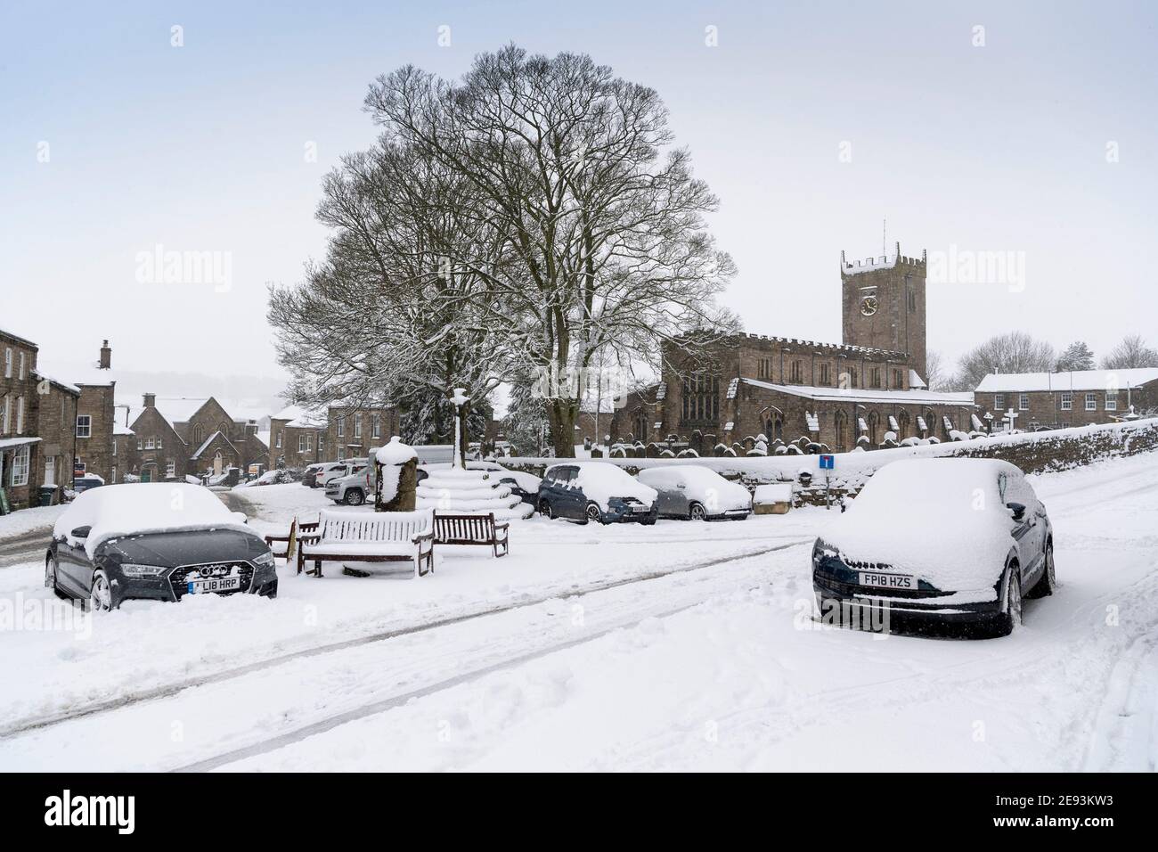 Wetter, Askrigg, North Yorkshire, UK. Februar 2021. Die St. Oswalds Church in Askrigg, wo die ursprüngliche James Heriot-Serie gedreht wurde, verwandelt sich in eine klassische Winterszene, da schwerer Schnee in der Gegend Reisestau brachte. Quelle: Wayne HUTCHINSON/Alamy Live News Stockfoto