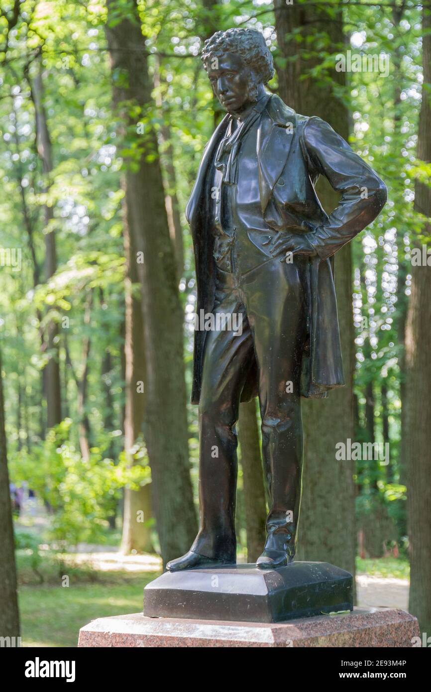 Denkmal Alexander Puschkin - der berühmte russische Dichter in Ostafjewo, Moskauer Gebiet. Stockfoto