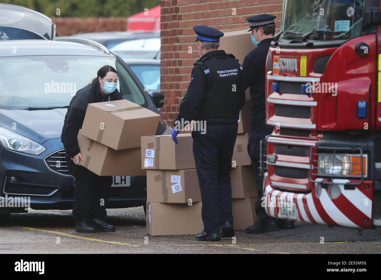 Polizeibeamte bringen Kisten mit Coronavirus-Abwrackkits im Hauptquartier der Kent Police in Maidstone, Kent, bevor sie von Tür zu Tür im ME15-Postleitzahnbereich verteilt werden. Ein Testblitz von 80,000 Menschen in England zielt darauf ab, "jeden einzelnen Fall" der südafrikanischen Coronavirus-Variante zu finden, um die Ausbreitung des ansteckenden Stammes zu stoppen. Bilddatum: Dienstag, 2. Februar 2021. Stockfoto