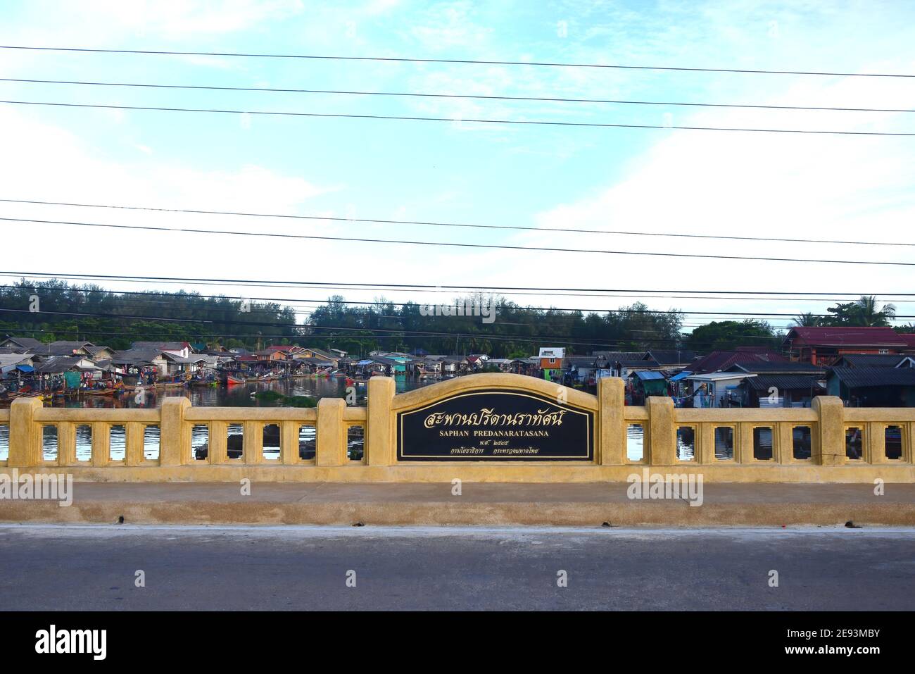 NARATHIWAT, THAILAND – 1. JANUAR 2021 : Preedanaratat Brücke oder Saphan Predanaratasana, Es ist eine Brücke über Bang Nara River. Stockfoto