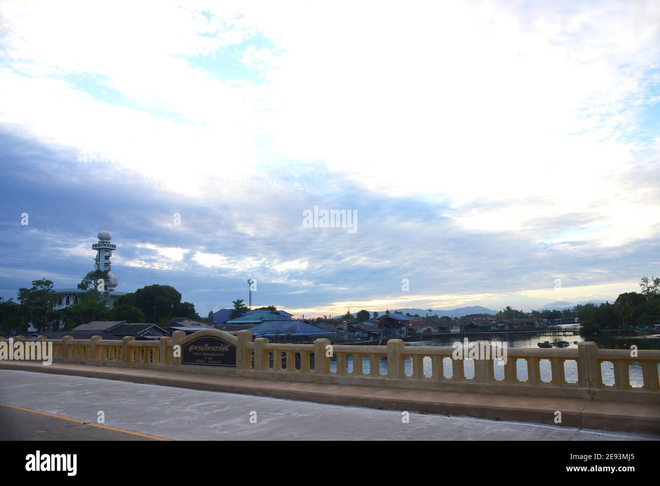 NARATHIWAT, THAILAND – 1. JANUAR 2021 : Preedanaratat Brücke oder Saphan Predanaratasana, Es ist eine Brücke über Bang Nara River. Stockfoto