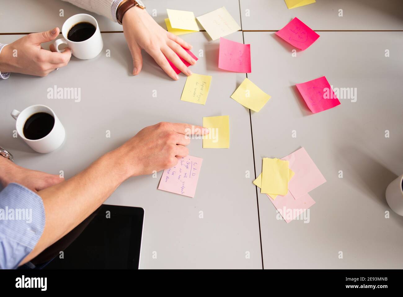 Blick aus der Perspektive von Kollegen, die am Besprechungstisch sitzen Stockfoto