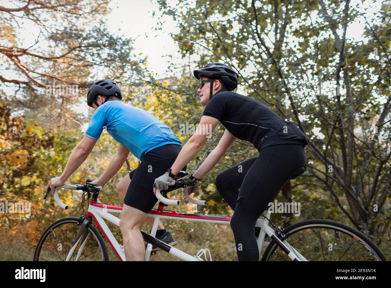 Sehbehinderte Triathlet-Frau trainiert mit ihr auf dem Tandem-Fahrrad Guide und Coach Stockfoto