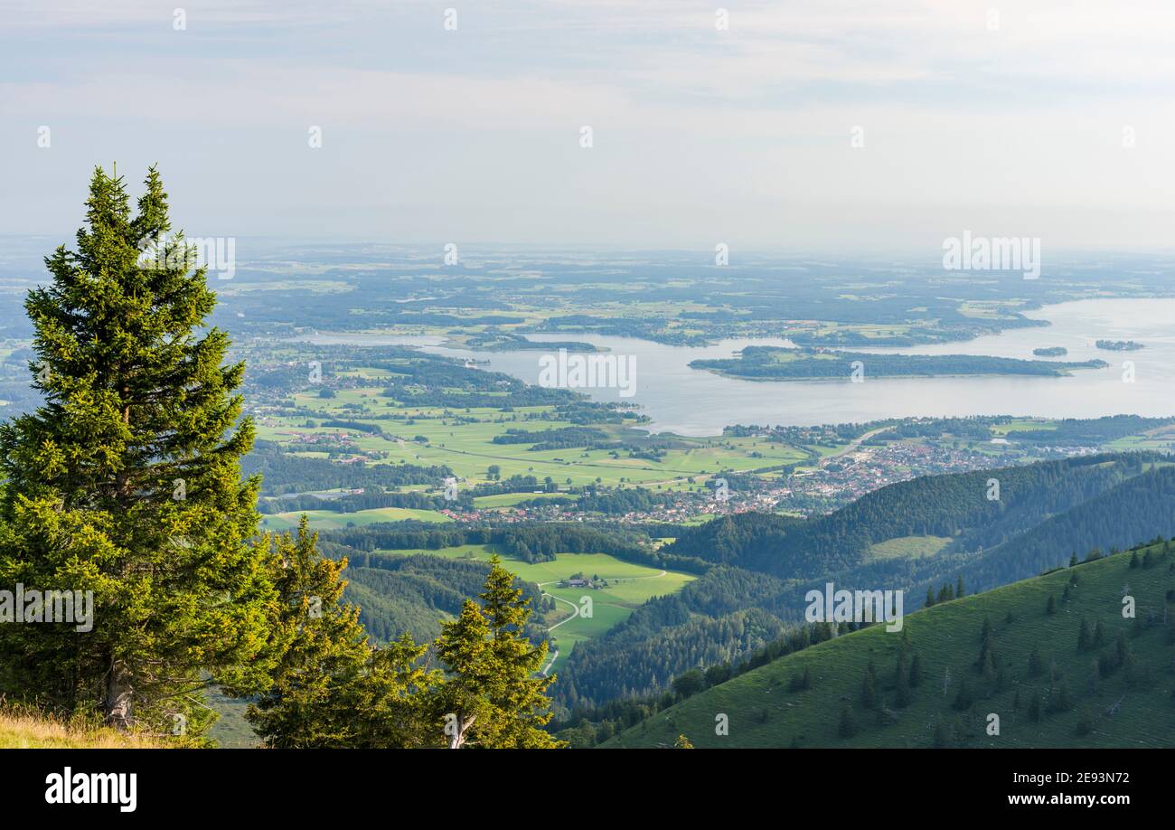 Blick auf den Chiemsee und die Ausläufer der Alpen bei Rosenheim und Prien. Europa, Deutschland, Bayern Stockfoto