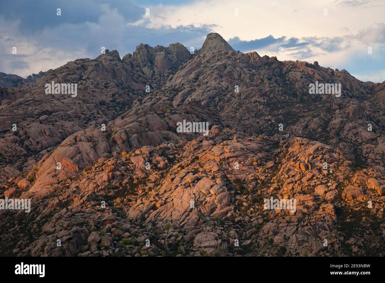 Al fondo El Yelmo, La Pedriza, Parque Regional Cuenca Alta del Manzanares, Madrid Stockfoto