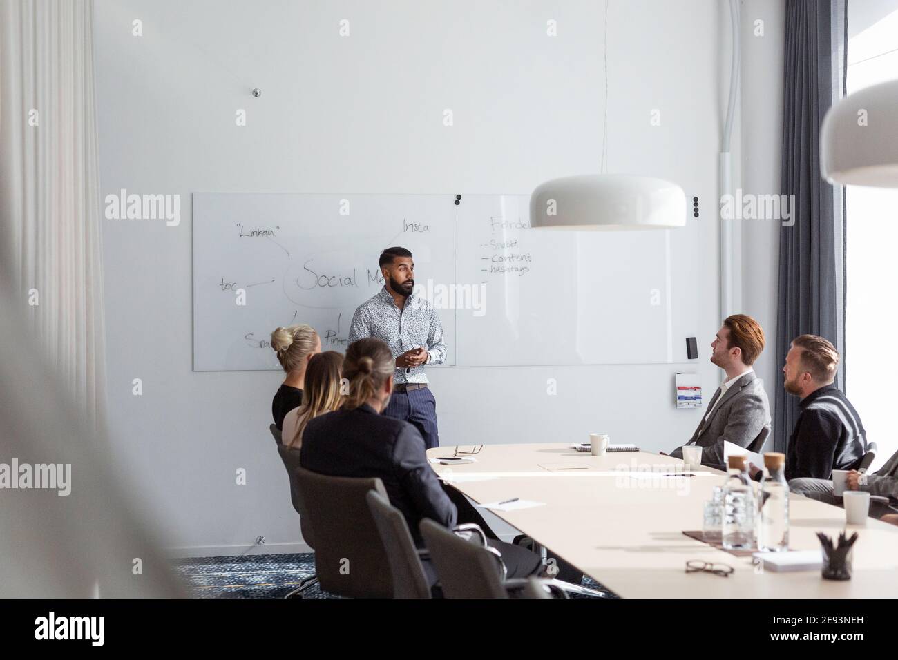 Mann, der bei einem Geschäftstreffen eine Präsentation hat Stockfoto